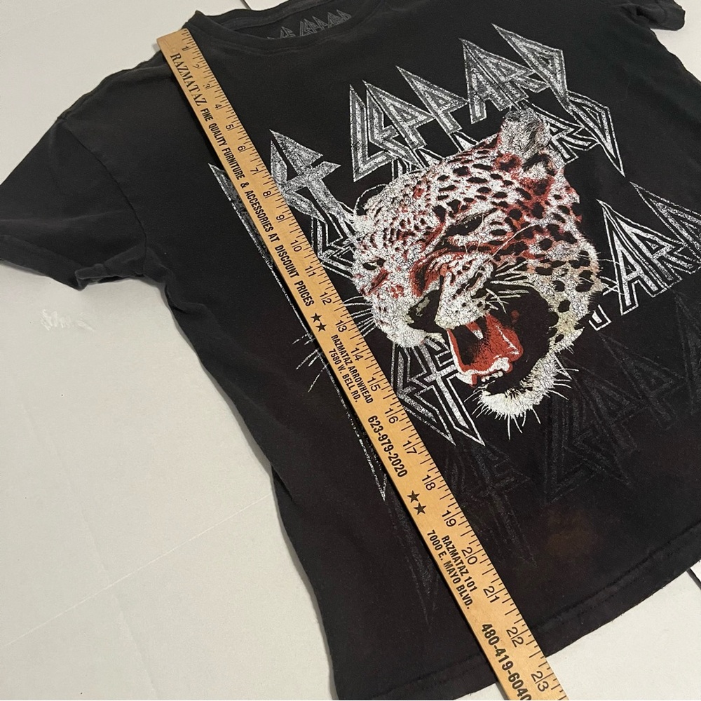 Def Leopard t-shirt, size medium, dark gray hundred percent cotton. - Picture 8 of 9